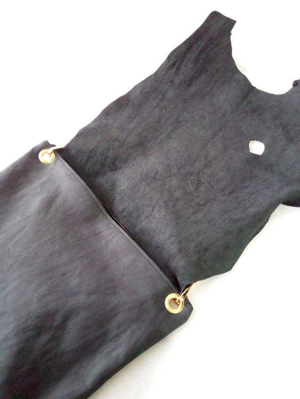 ​Blueblack leather asymmetric raw edge bag 3枚目の画像