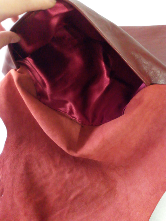 ​Wine red leather asymmetric raw edge bag 3枚目の画像