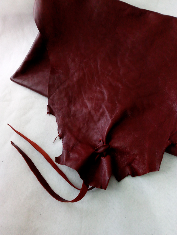 ​Wine red leather asymmetric raw edge bag 4枚目の画像
