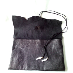 Black leather and quartz small envelope clutch bag 3枚目の画像