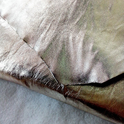 ​Light gold washed leather raw edge bag 2枚目の画像