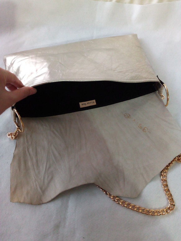 ​Light gold washed leather raw edge bag 3枚目の画像