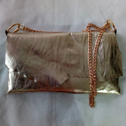 ​Light gold washed leather raw edge bag 4枚目の画像