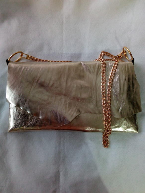 ​Light gold washed leather raw edge bag 4枚目の画像