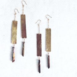 Textured brass and quartz earrings 1枚目の画像