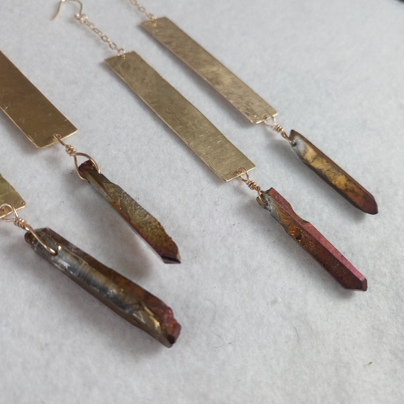 Textured brass and quartz earrings 2枚目の画像