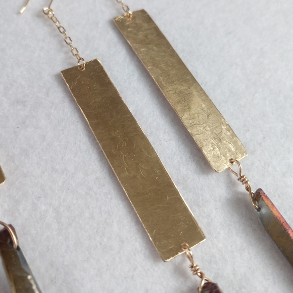 Textured brass and quartz earrings 3枚目の画像