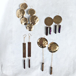 Textured brass and quartz earrings 4枚目の画像