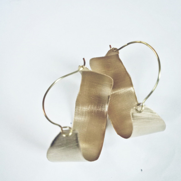 Matt gold brass hoop earrings 2枚目の画像