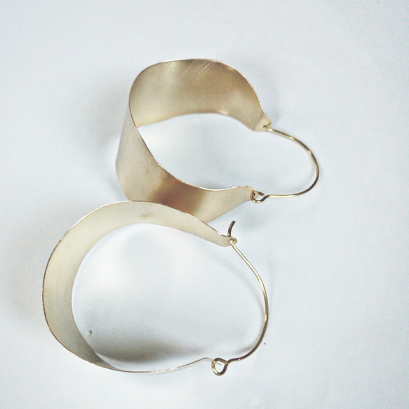 Matt gold brass hoop earrings 3枚目の画像