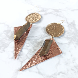 Circle brass and triangle bronze with golden quartz earrings 2枚目の画像