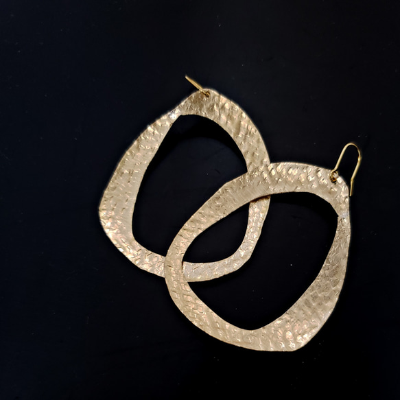 brass asymmetric circle earrings 2枚目の画像