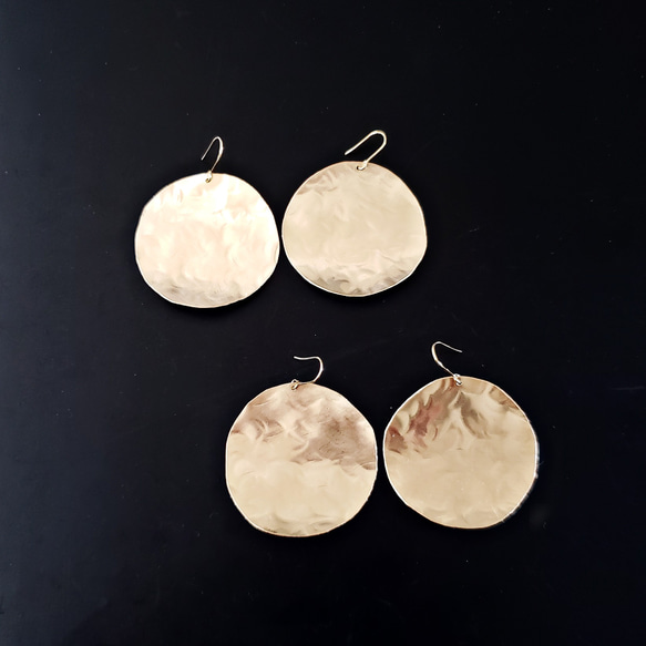 brass disc soft textured earrings 2枚目の画像