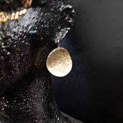 brass disc soft textured earrings 3枚目の画像