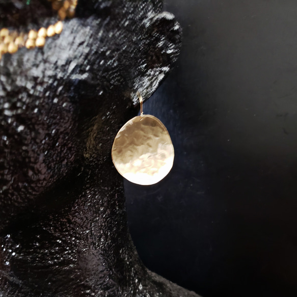 brass disc soft textured earrings 3枚目の画像