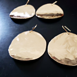 brass disc soft textured earrings 4枚目の画像