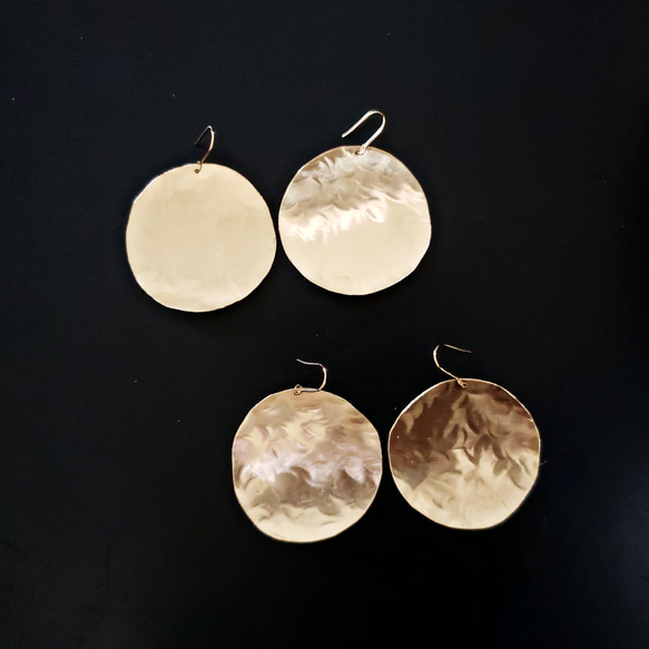 brass disc soft textured earrings 5枚目の画像