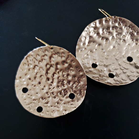 brass disc asymmetric holes earrings 2枚目の画像