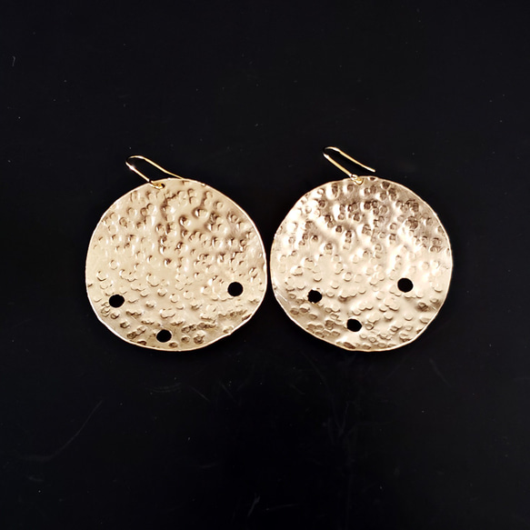 brass disc asymmetric holes earrings 3枚目の画像