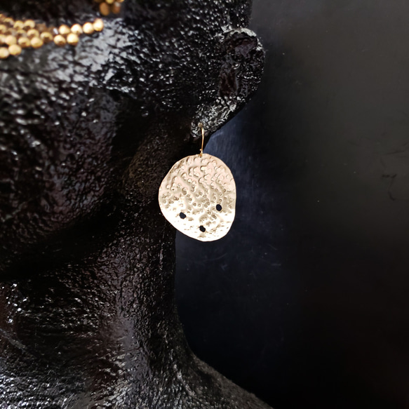 brass disc asymmetric holes earrings 4枚目の画像