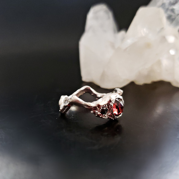 Red garnet and black diamond curved ring 3枚目の画像