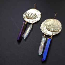 Circle textured brass and quartz earrings 1枚目の画像