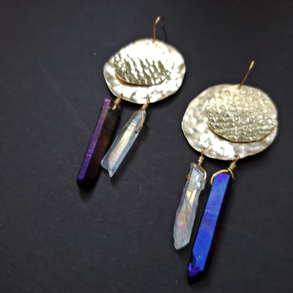 Circle textured brass and quartz earrings 1枚目の画像