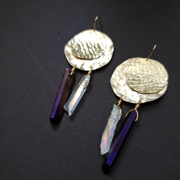 Circle textured brass and quartz earrings 2枚目の画像