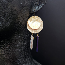 Circle textured brass and quartz earrings 4枚目の画像