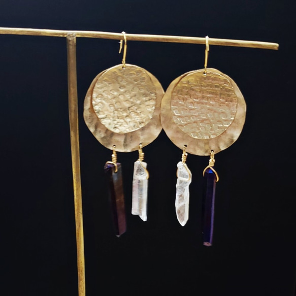 Circle textured brass and quartz earrings 5枚目の画像