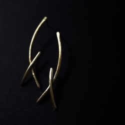 brass horn studs earrings 1枚目の画像