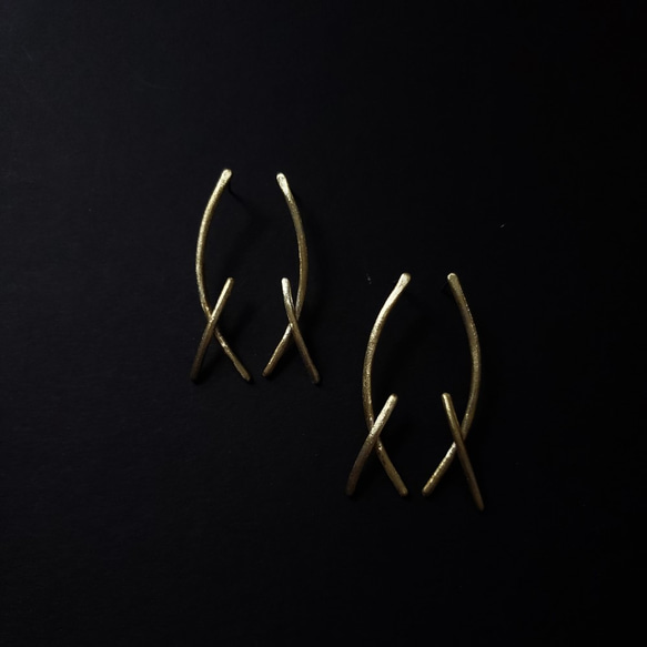 brass horn studs earrings 2枚目の画像