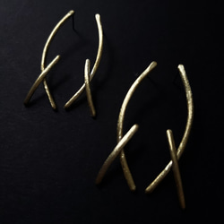 brass horn studs earrings 3枚目の画像