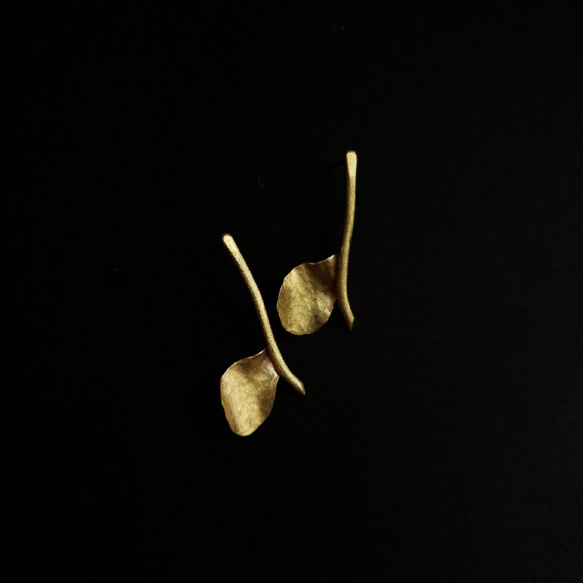 brass leaf studs earring 4枚目の画像