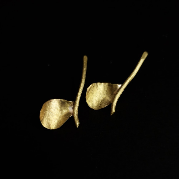 brass leaf studs earring 5枚目の画像