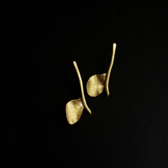 brass leaf studs earring 7枚目の画像