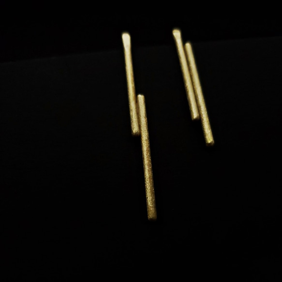 brass stick asymmetric studs earrings 2枚目の画像