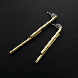 brass stick asymmetric studs earrings 3枚目の画像