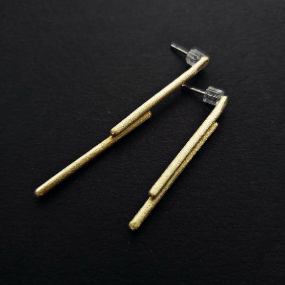 brass stick asymmetric studs earrings 3枚目の画像
