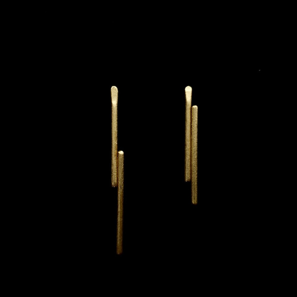brass stick asymmetric studs earrings 4枚目の画像