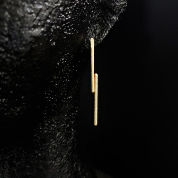 brass stick asymmetric studs earrings 5枚目の画像