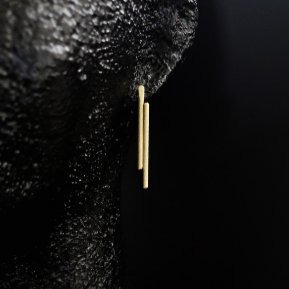 brass stick asymmetric studs earrings 6枚目の画像