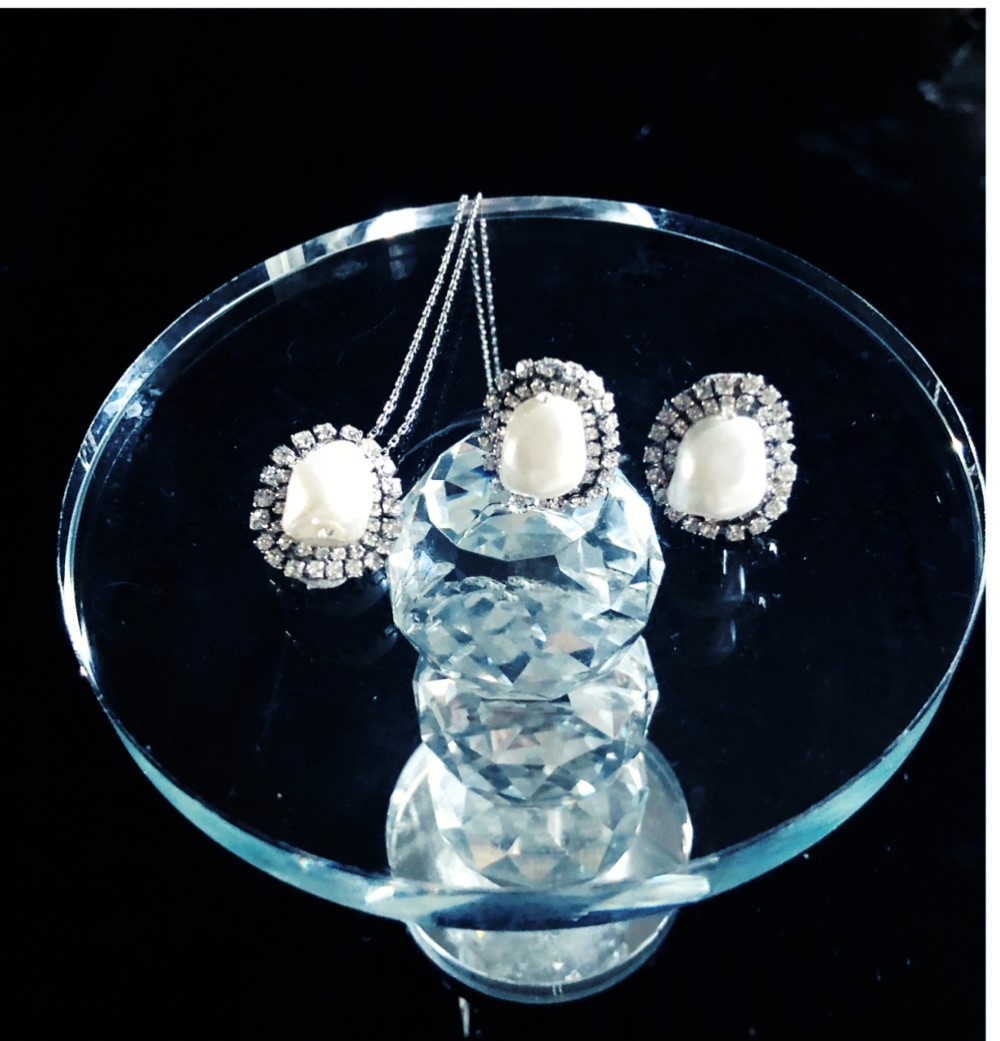 バロックパールとクリスタルのピアス(イヤリング)とペンダントヘッドのセット　アクセサリー　グルーデコ