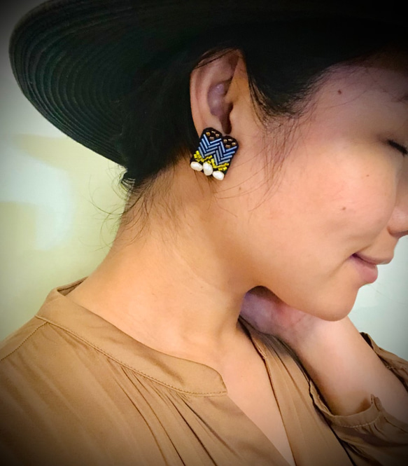 《戴珍珠耳環的少女‧刺繡耳環 耳針》手工訂製耳飾 第5張的照片