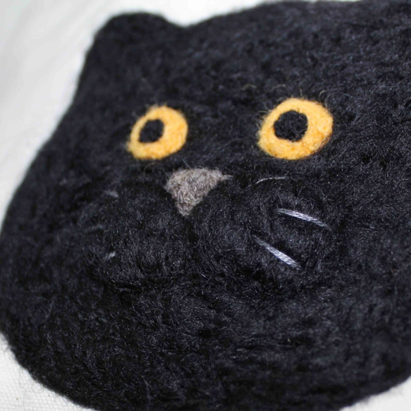 【まん丸お目目の黒猫ちゃん羊毛ランチバッグ】 2枚目の画像