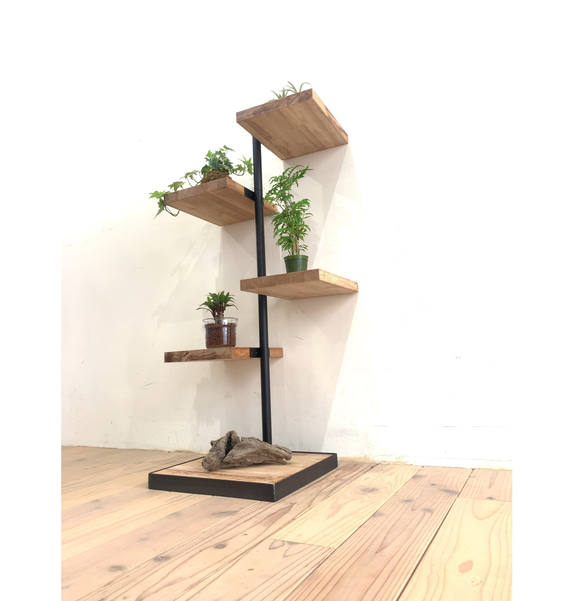 ４段タイプのディスプレイ棚　リビングや玄関にも　木の香りとアイアンの360度回転ラック　観葉植物　カフェ風ンテリア ４段タイプのディスプレイ棚　リビングや玄関にも　木の香りとアイアンの360度回転ラック　観葉植物　カフェ風ンテリア J1268815155(9815円)