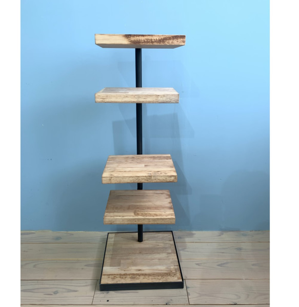 ４段タイプのディスプレイ棚　リビングや玄関にも　木の香りとアイアンの360度回転ラック　観葉植物　カフェ風ンテリア ４段タイプのディスプレイ棚　リビングや玄関にも　木の香りとアイアンの360度回転ラック　観葉植物　カフェ風ンテリア J1268815155(9815円)