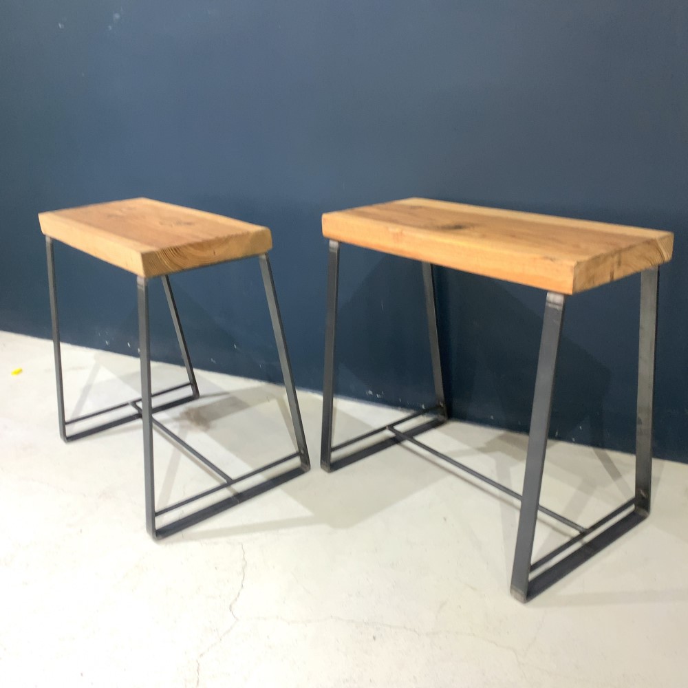 スタイリッシュなアイアン製のベンチ　アウトドア　玄関ポーチやリビングにどうぞ　カフェ風　お洒落　インテリア　キャンプ