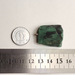 ヒートン付き エメラルド 原石 鉱物 天然石 一点物 (No.1062) 4枚目の画像