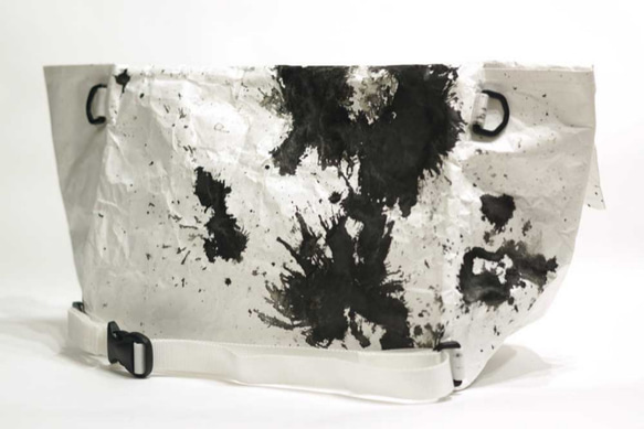 Waterproof paper messengerbag /　防水メッセンジャーバック 紙 (37.6L) 3枚目の画像